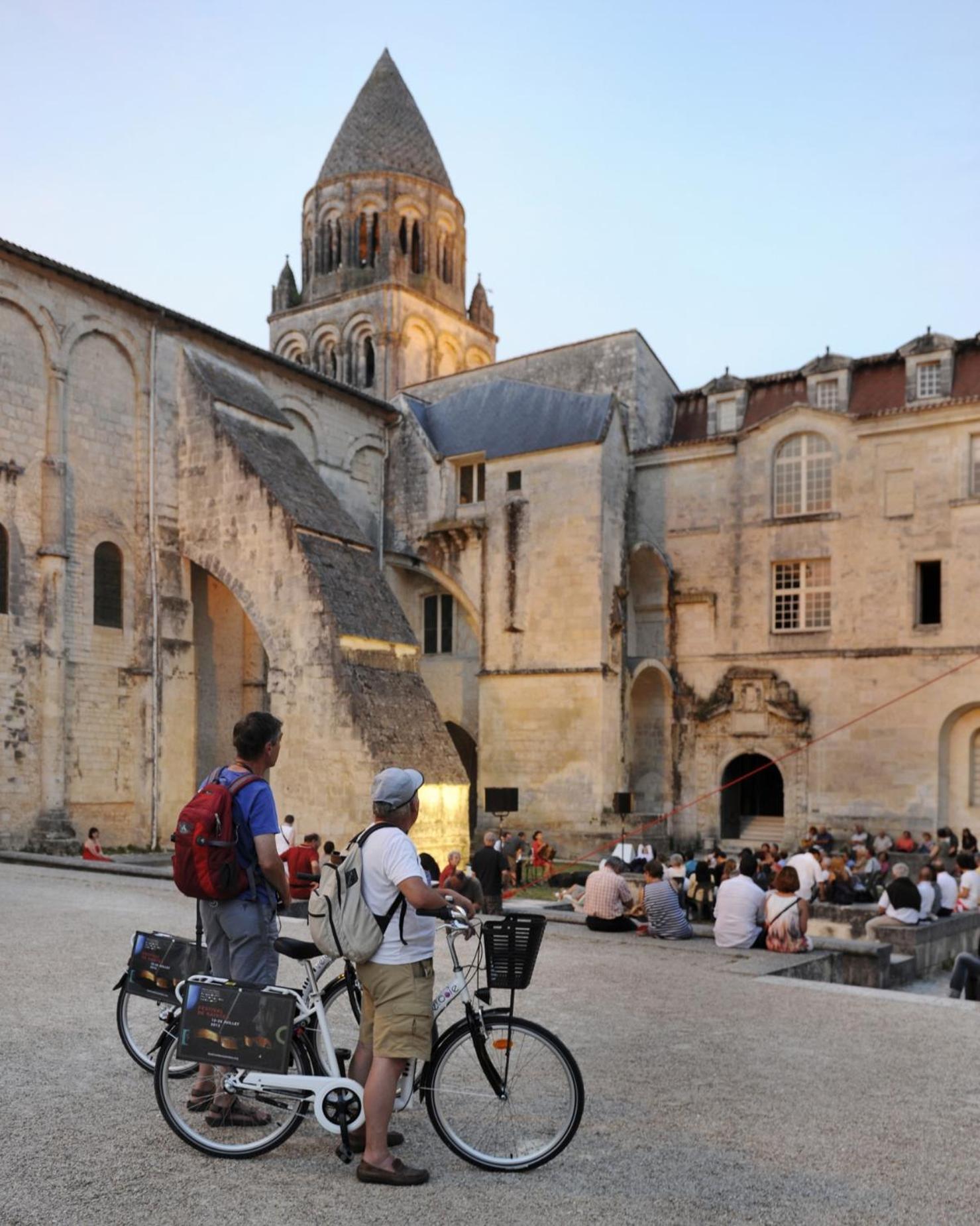 Les Chambres De L'Abbaye Saintes Exteriör bild